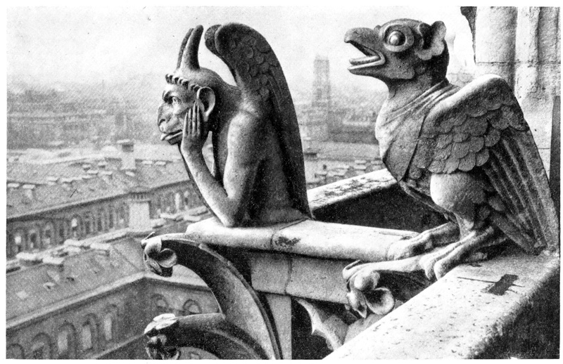 Париж. Собор Парижской богоматери. Химеры на верхней галерее Париж. Собор Парижской богоматери. Химеры на верхней галерее